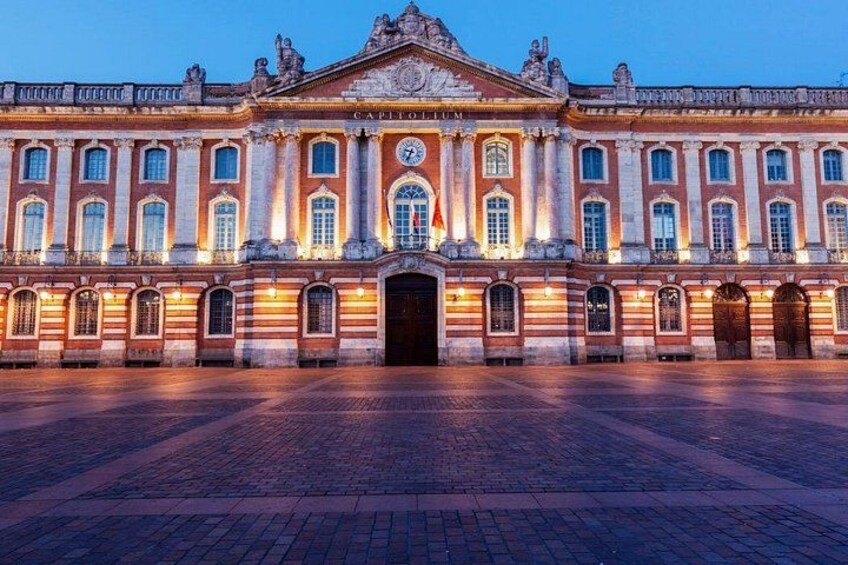Un magnifique bâtiment historique doté d’une vaste cour intérieure, d’une architecture classique et d’un imposant clocher. 3