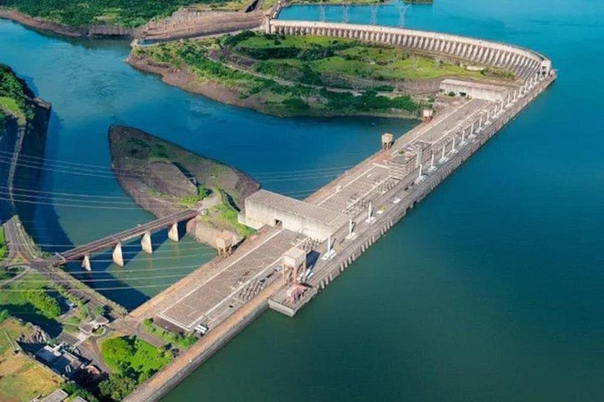 Una gran represa con múltiples vertederos y un puente que cruza el agua. 3