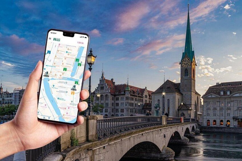 En hånd holder en smartphone, der viser et kort med en bro, en flod og en kirke med et højt spir. 1