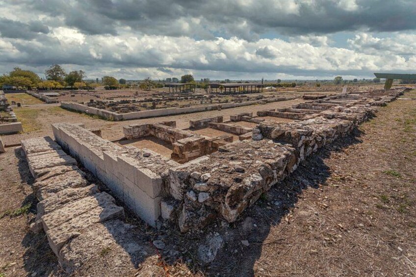 Ruinas antiguas con estructuras de piedra y senderos. 5