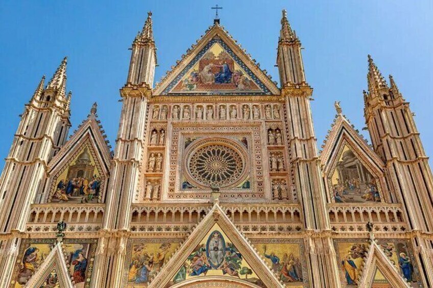 Una catedral gótica con fachada intrincada, un rosetón grande y estatuas. 5