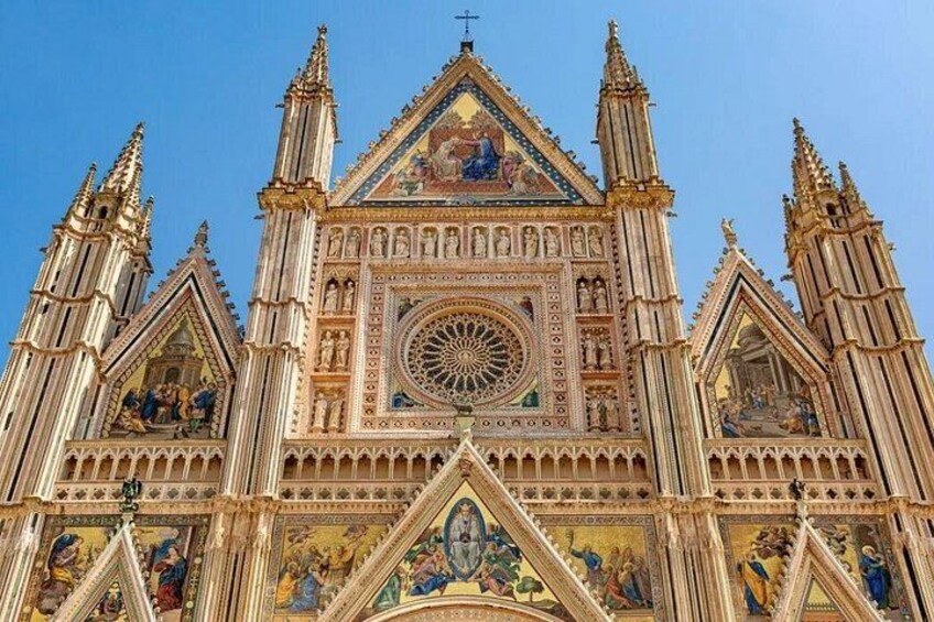 Une cathédrale à l’architecture gothique complexe, avec notamment des arcs brisés et des sculptures détaillées. 3