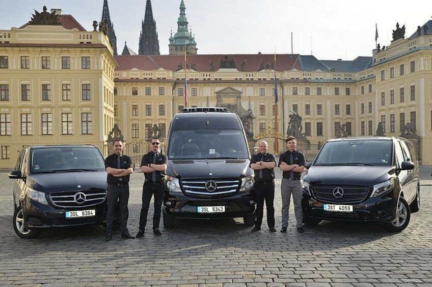 Tre Mercedes-Benz-bilar parkerade framför en historisk byggnad med statyer och tornspiror. 2