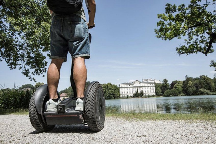 Une personne sur un Segway, une étendue d’eau et un bâtiment en arrière-plan. 5