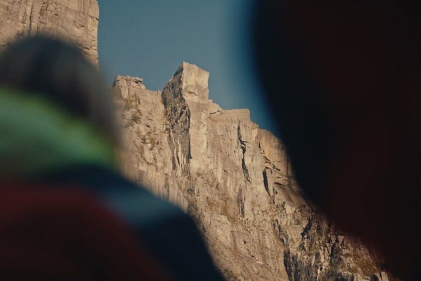 Una scogliera rocciosa con una persona che arrampica. 2
