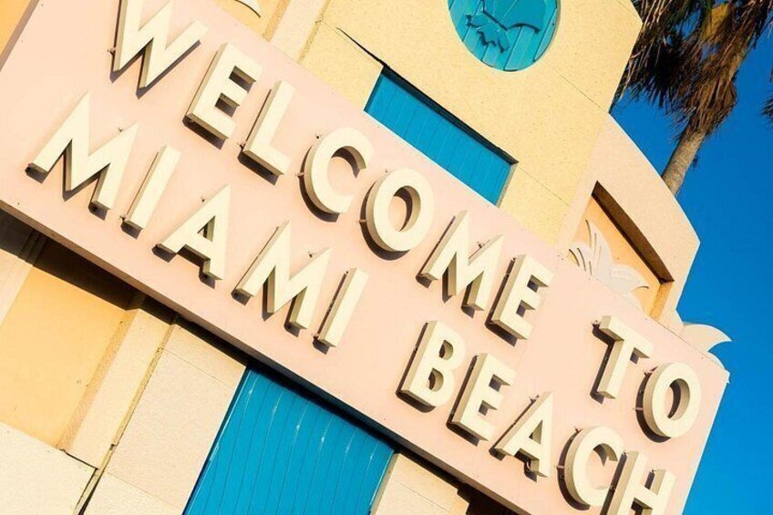 Un cartello con la scritta 'WELCOME TO MIAMI BEACH'. 4