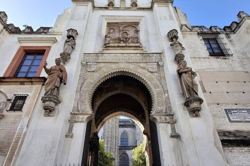 Seville: guided tour of Alcazar, Cathedral, Giralda and Santa Cruz 4