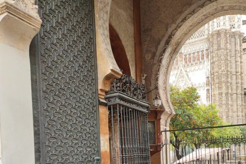 Seville: guided tour of Alcazar, Cathedral, Giralda and Santa Cruz 5
