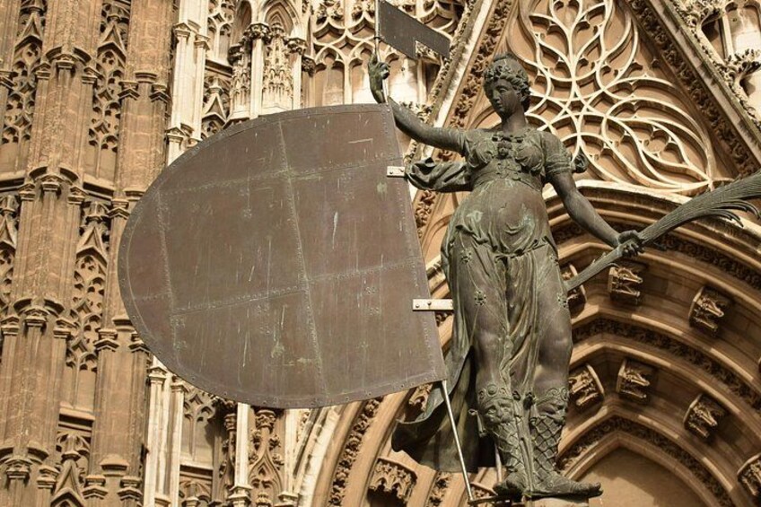 Seville guided tour by Alcazar Cathedral Giralda and Santa Cruz 2