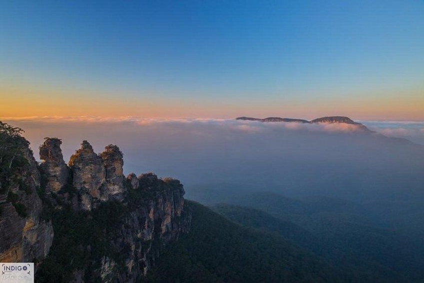 Un paisaje montañoso con formaciones rocosas y cielo despejado. 4