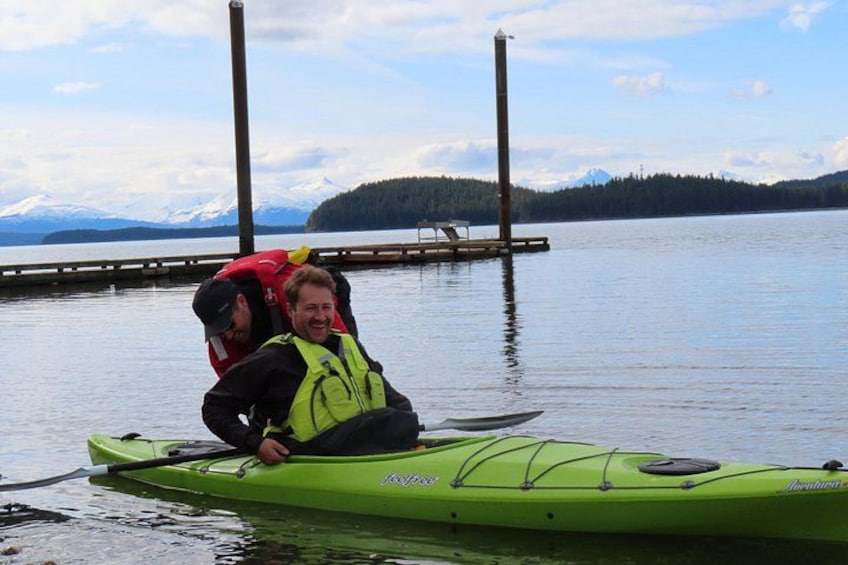 Una persona en kayak en un lago tranquilo con un muelle al fondo. 4