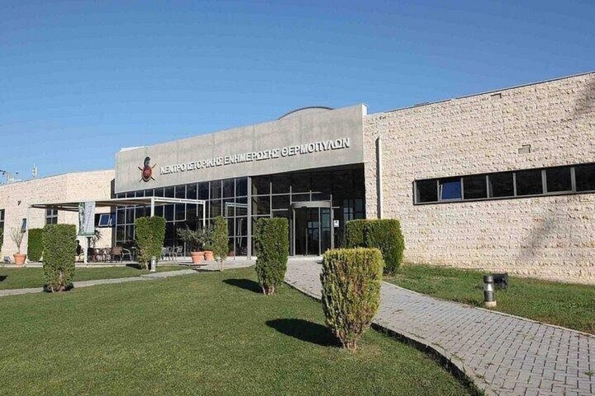 A building with a sign reading 'CENTRO DE CULTURA DE LA MEXICANA COMUNIDAD.' 5