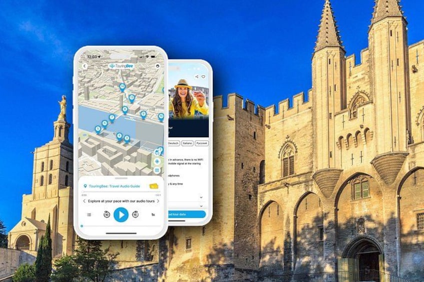 Een smartphone toont een reisapp met een kaart en audiogids, voor een historisch gebouw met torens en bogen. 3