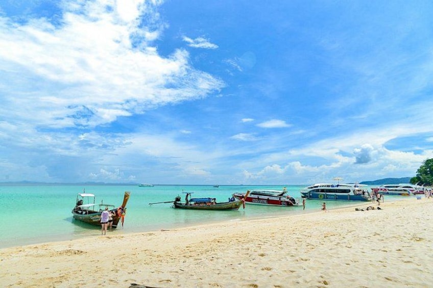 Une plage avec des bateaux et un ciel dégagé. 4