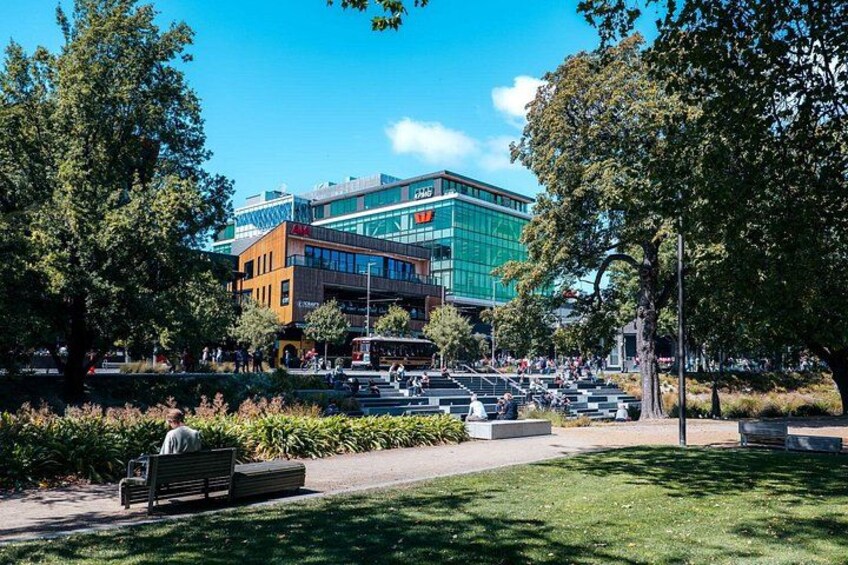 Un parc doté d’un bâtiment moderne, de bancs et d’une fontaine. 5