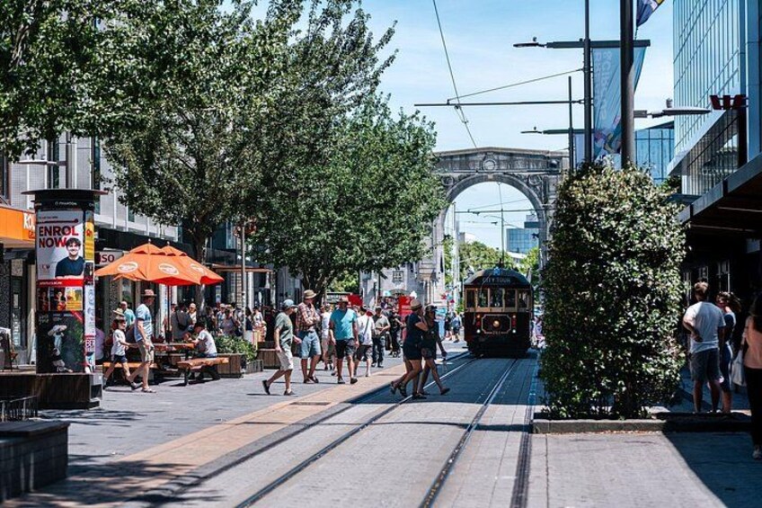 Une rue animée avec un tramway, des piétons et des terrasses. 3