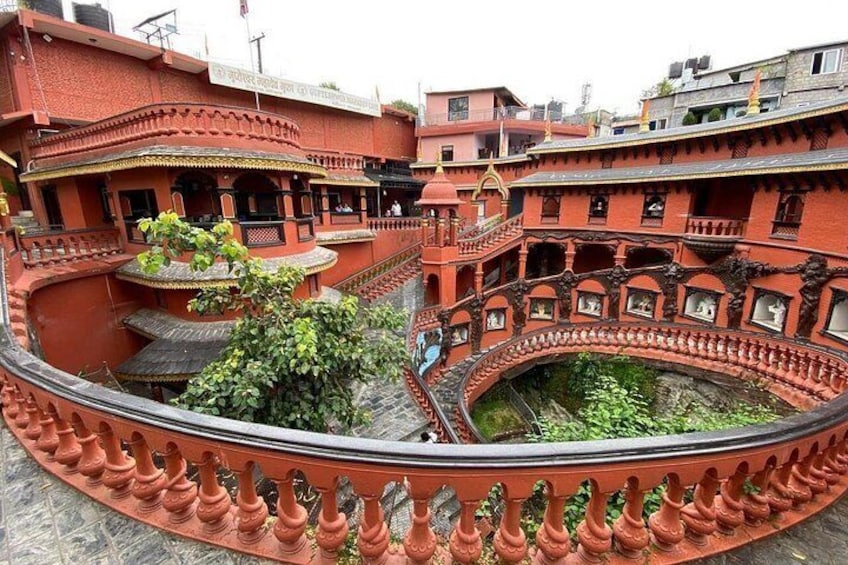 Un edificio tradicional con varios balcones y un patio circular. 1