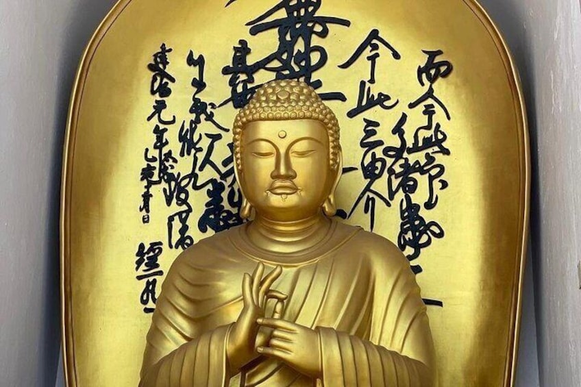 Una estatua dorada de Buda con inscripciones. 5