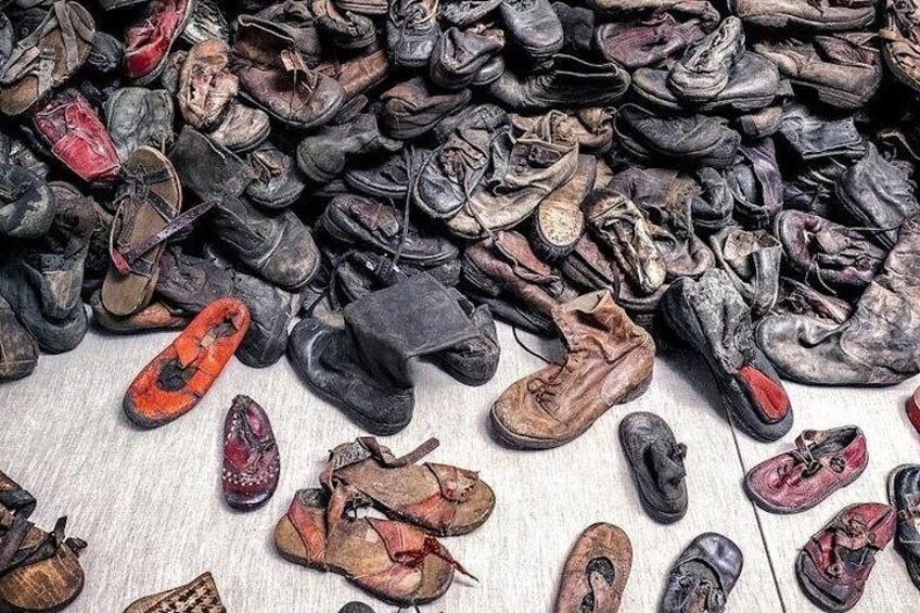 Un montón de zapatos viejos y desechados. 4