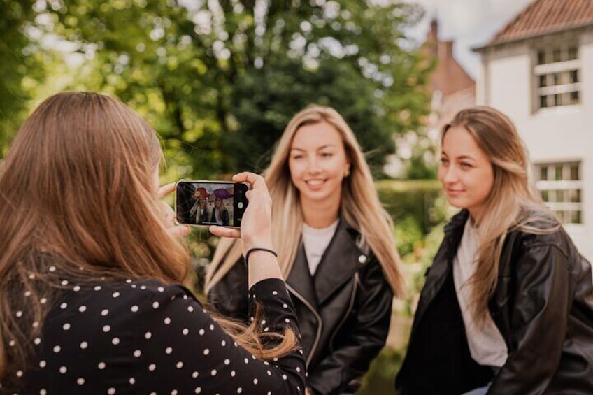 Tres personas están afuera, una tomando una fotografía. 4