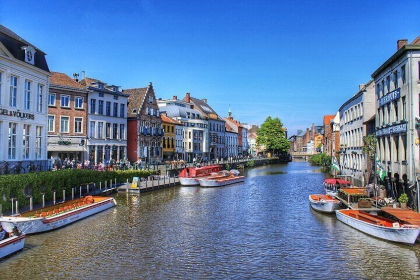 Un canal con barcos y edificios coloridos a lo largo de las orillas. 5