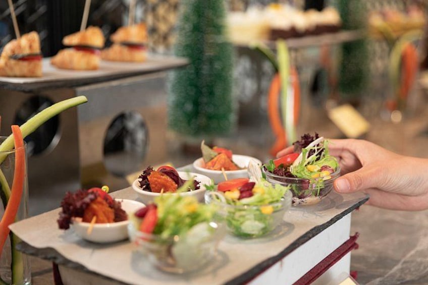 Ein reichhaltiges Buffet mit verschiedenen Speisen, darunter Salate und Vorspeisen. 4