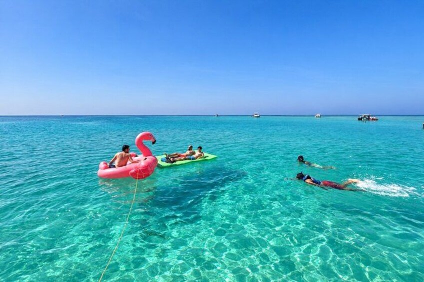 Jeddah: Bayada Boat Trip with Towable Water Sports 2