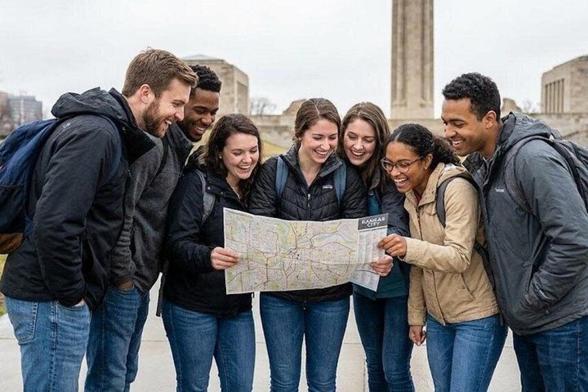 Un grupo de personas revisando un mapa al aire libre. 1