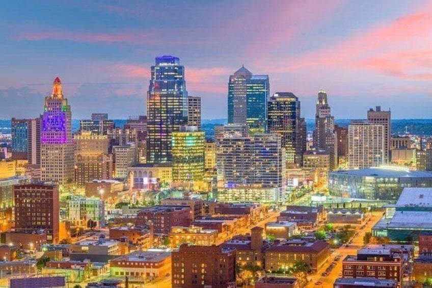 Un horizonte urbano con edificios iluminados y cielo despejado. 2