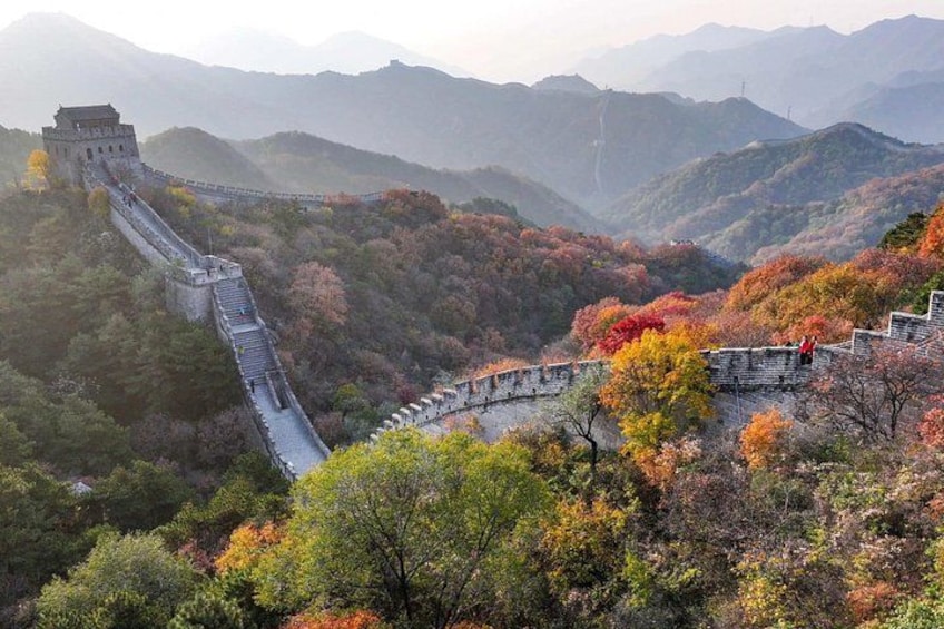 La Gran Muralla China serpenteando a través de un paisaje montañoso con follaje otoñal. 3