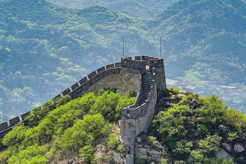 La Gran Muralla China serpenteando a través de un paisaje montañoso. 2