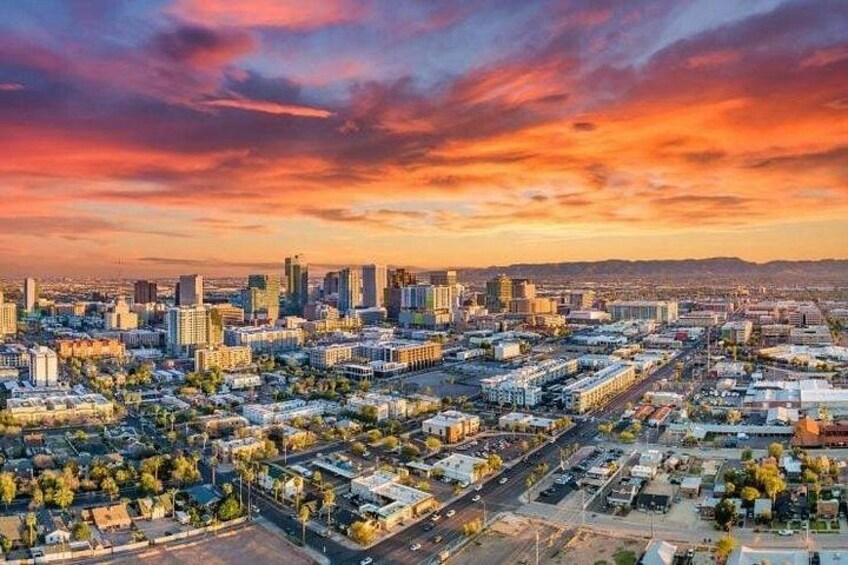 Une vue urbaine avec un ciel au coucher du soleil, des bâtiments et des routes. 5