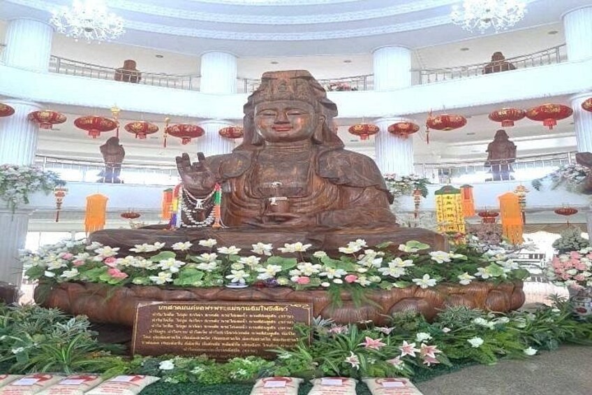 Wat Huay Pla Kang (Red Temple) 4