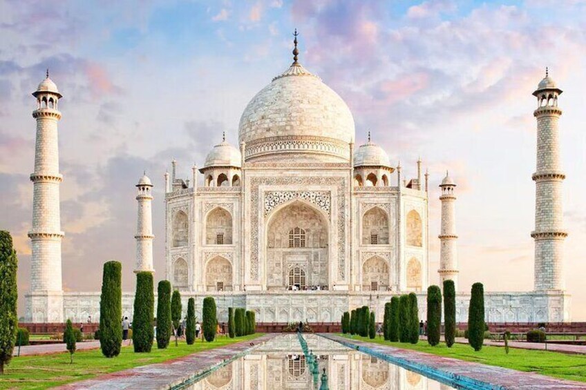 El Taj Mahal con cuatro minaretes, una cúpula central y un estanque reflectante. 1