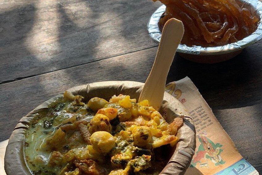 Eine Schüssel mit Essen, ein Löffel, ein Teller Räucherlachs und eine Speisekarte auf einem Holztisch. 3