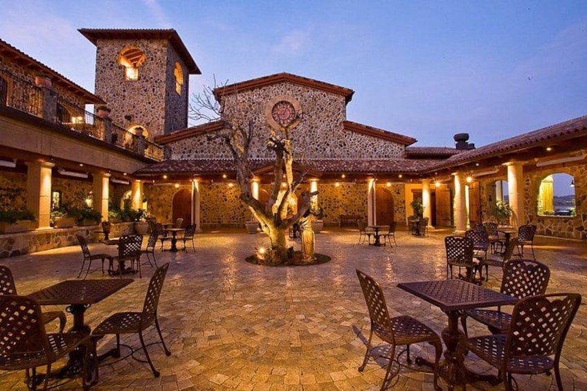 Jacuzzi Vineyards Courtyard 3