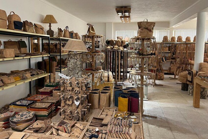 En butik med hylder fyldt med tasker og accessories. 1
