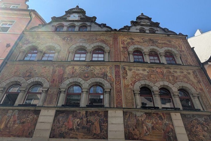 Un edificio con frescos ornamentados y ventanas arqueadas. 5