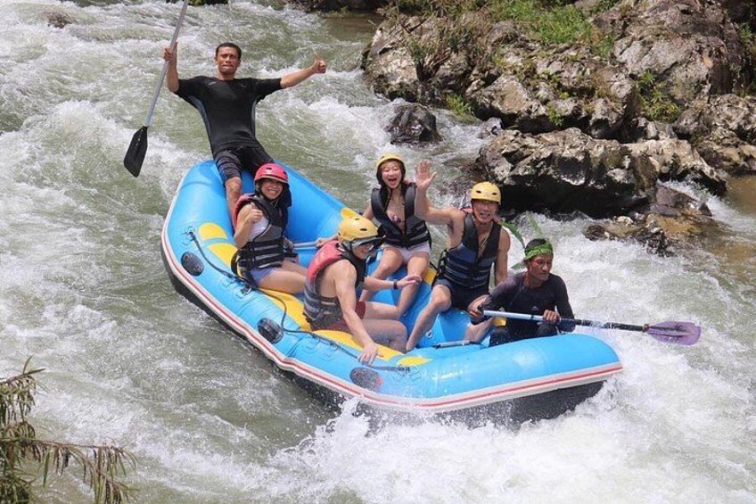 Un gruppo di persone fa rafting su un barchino gonfiabile in un fiume con rapide. 1