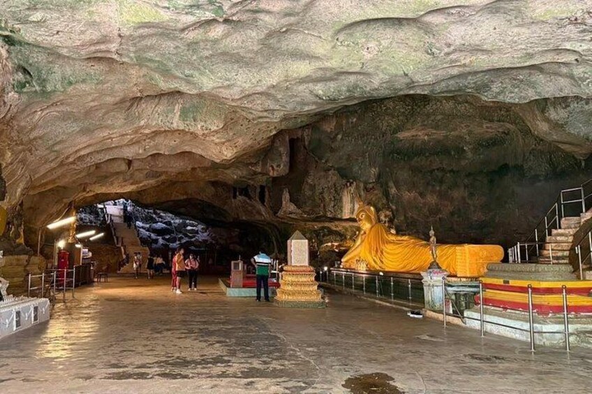 Una grotta con una grande statua, una scala e una ringhiera. 3