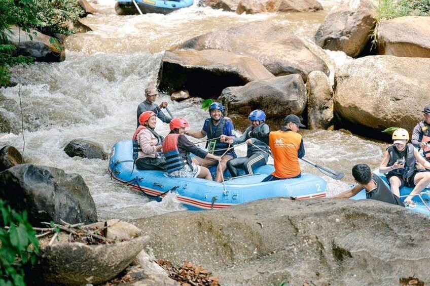 Un gruppo di persone che fa rafting su un fiume circondato da rocce. 5
