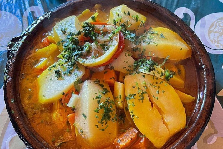 Estofado con papas, zanahorias y hierbas en un recipiente de cerámica. 5
