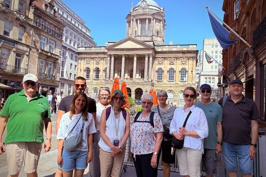 Un grupo de personas frente a un edificio histórico de arquitectura clásica. 4