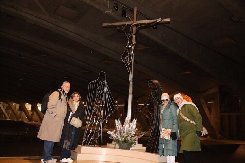Een groep mensen staat rondom een sculptuur in een binnenruimte. 5