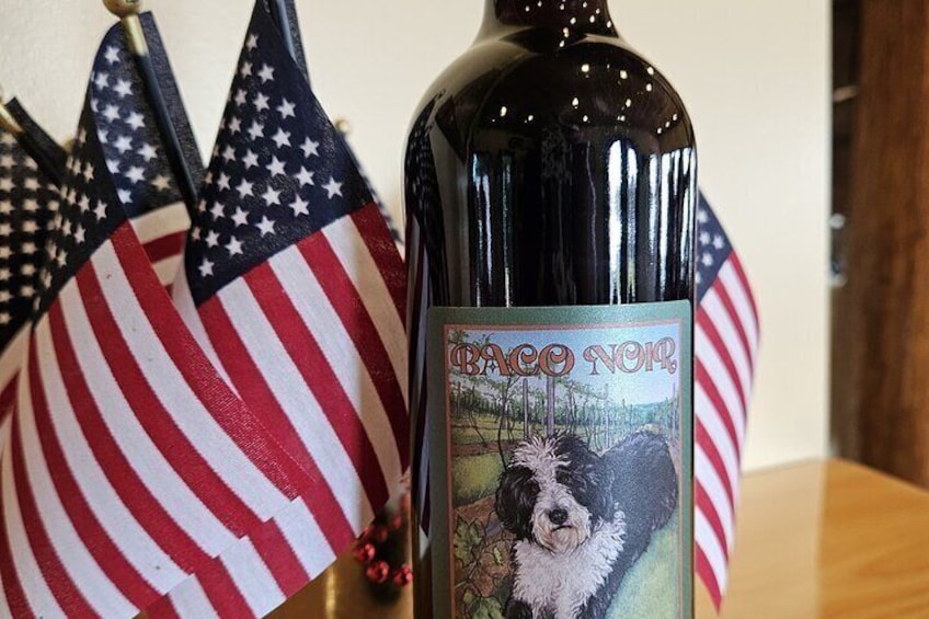 Une bouteille de vin dont l’étiquette représente un chien et des drapeaux américains. 5
