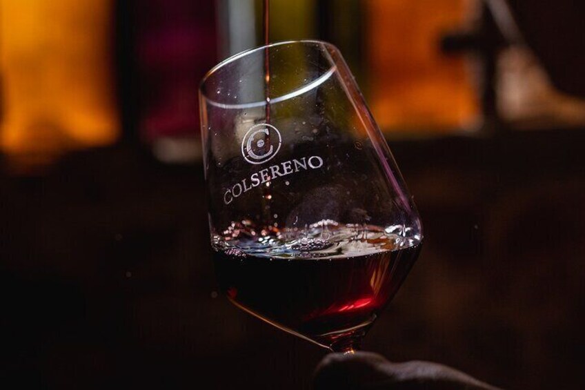 Et glas rødvin med etiketten "Colsereno". 5