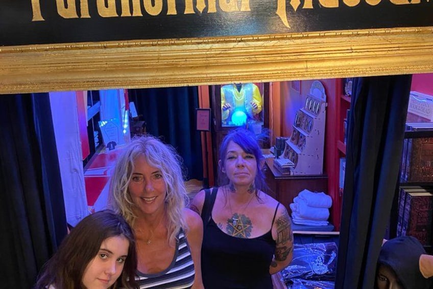 Una habitación con un letrero que dice 'Turbulence Cafe'. Hay dos personas al frente, una con un tatuaje en el brazo. 2
