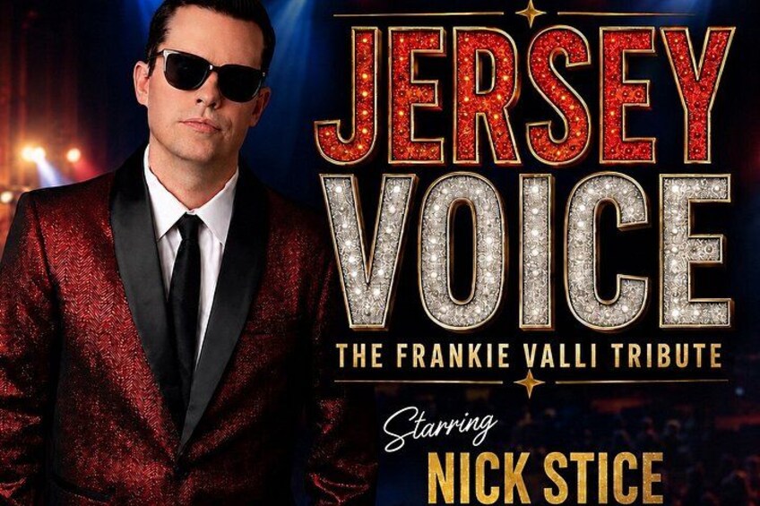 Un homme en costume rouge, tenant un microphone. Sur l’image, on peut lire les titres « JERSEY VOICE » et « THE FRANKIE VALLI TRIBUTE », et en dessous, le nom « NICK STICE ». 1