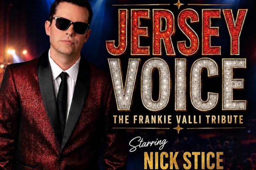 Un cartel promocional para 'JERSEY VOICE' con un hombre con traje rojo y gafas de sol, y el texto 'EL HIBRIDO DE FRANKIE VALLI' y 'Protagonizado por NICK STICE'. 1