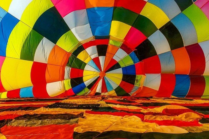 Een kleurrijke luchtballon met een veelkleurig patroon. 3